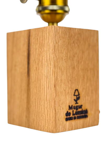 Lampă handmade din bloc de stejar masiv cu dulie vintage aurie, bec rotund