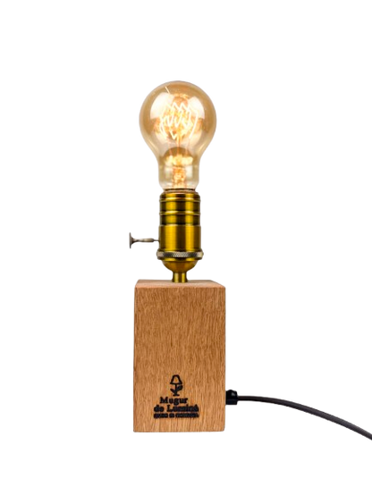 Lampă handmade din bloc de stejar masiv cu dulie vintage aurie, bec rotund