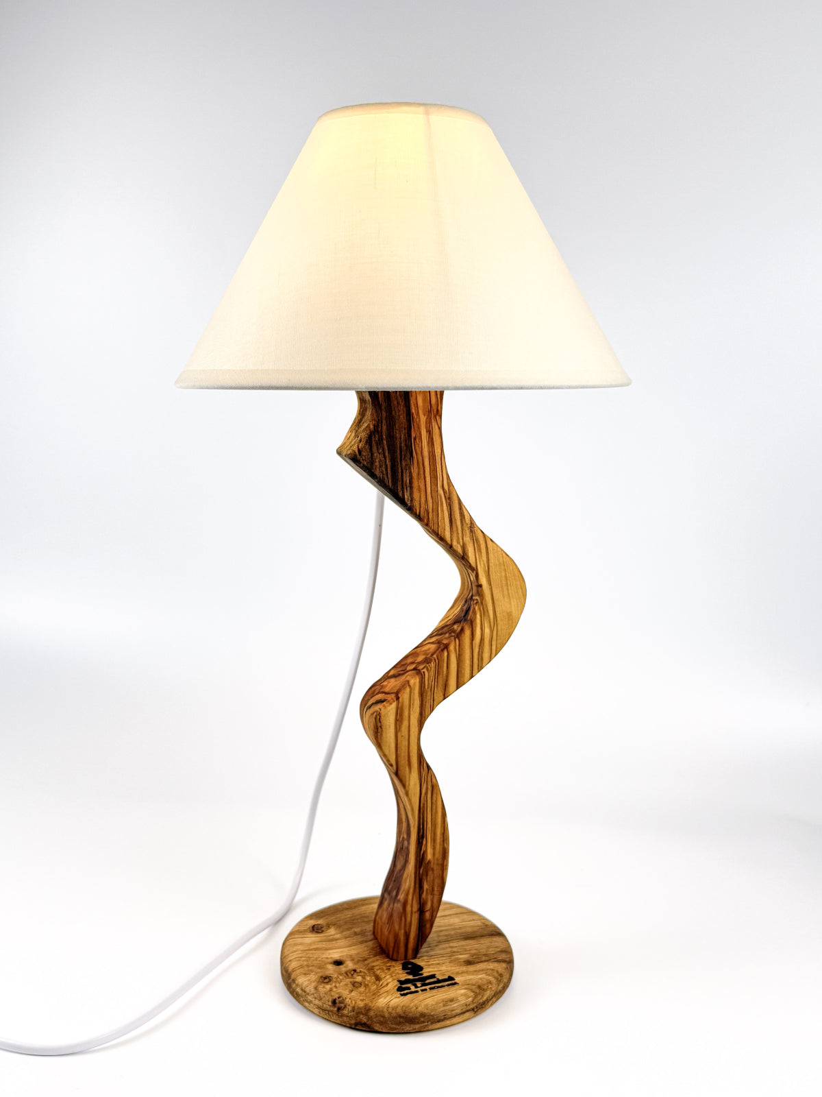 Lampă handmade „Mlădiță” din lemn de măslin cu abajur textil