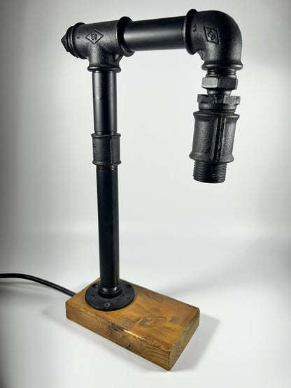 Lampă industrială , Mugur de Lumină – Handmade cu țevi metalice și lemn