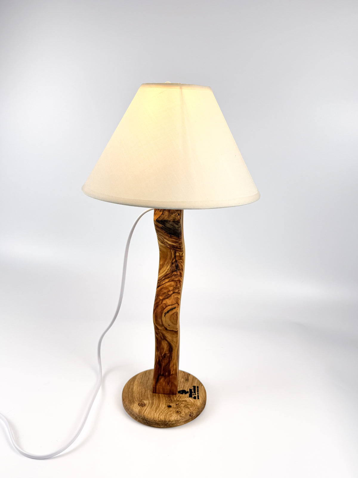 Lampă handmade „Mlădiță” din lemn de măslin cu abajur textil