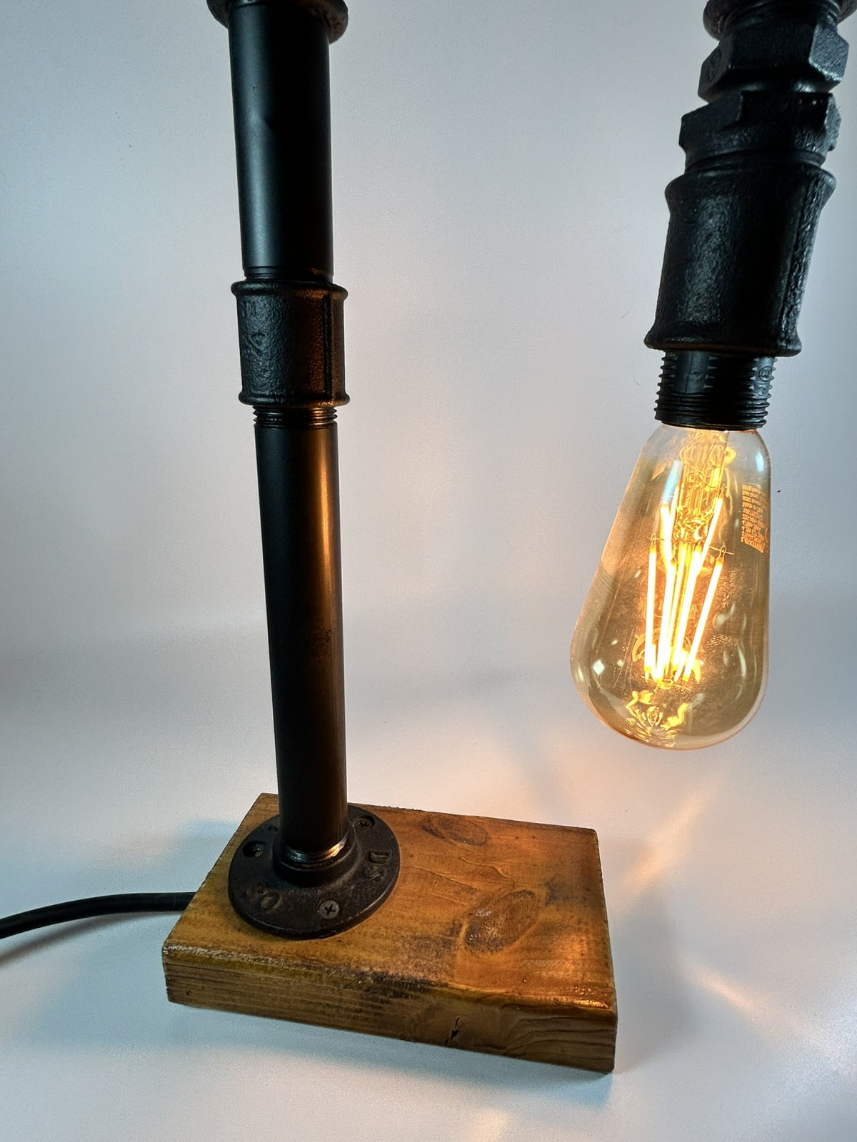 Lampă industrială , Mugur de Lumină – Handmade cu țevi metalice și lemn