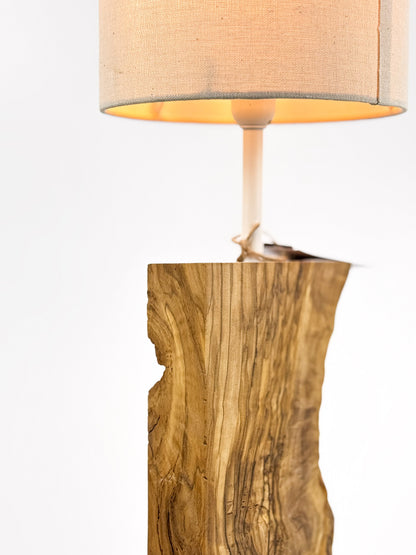 Lampă de masă din lemn de măslin – bază verticală organică