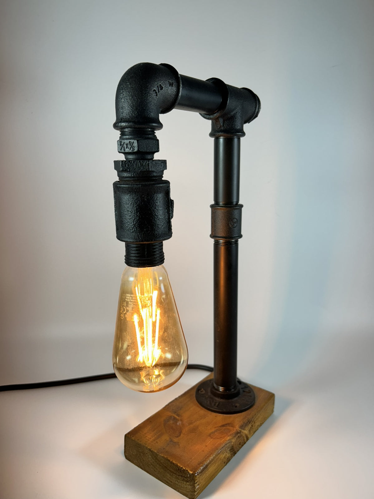 Lampă industrială , Mugur de Lumină – Handmade cu țevi metalice și lemn