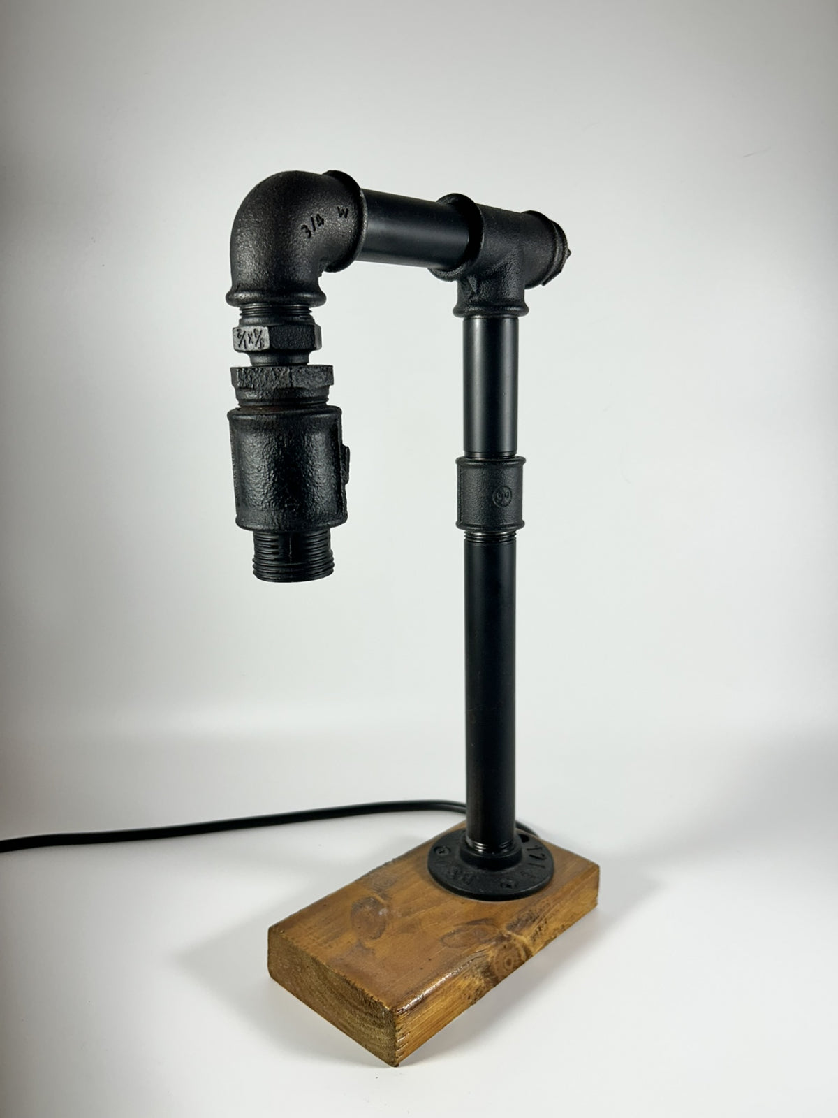 Lampă industrială , Mugur de Lumină – Handmade cu țevi metalice și lemn