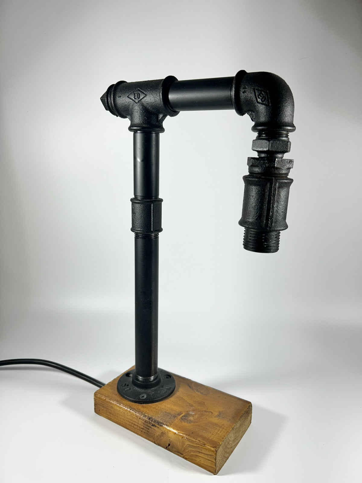 Lampă industrială , Mugur de Lumină – Handmade cu țevi metalice și lemn