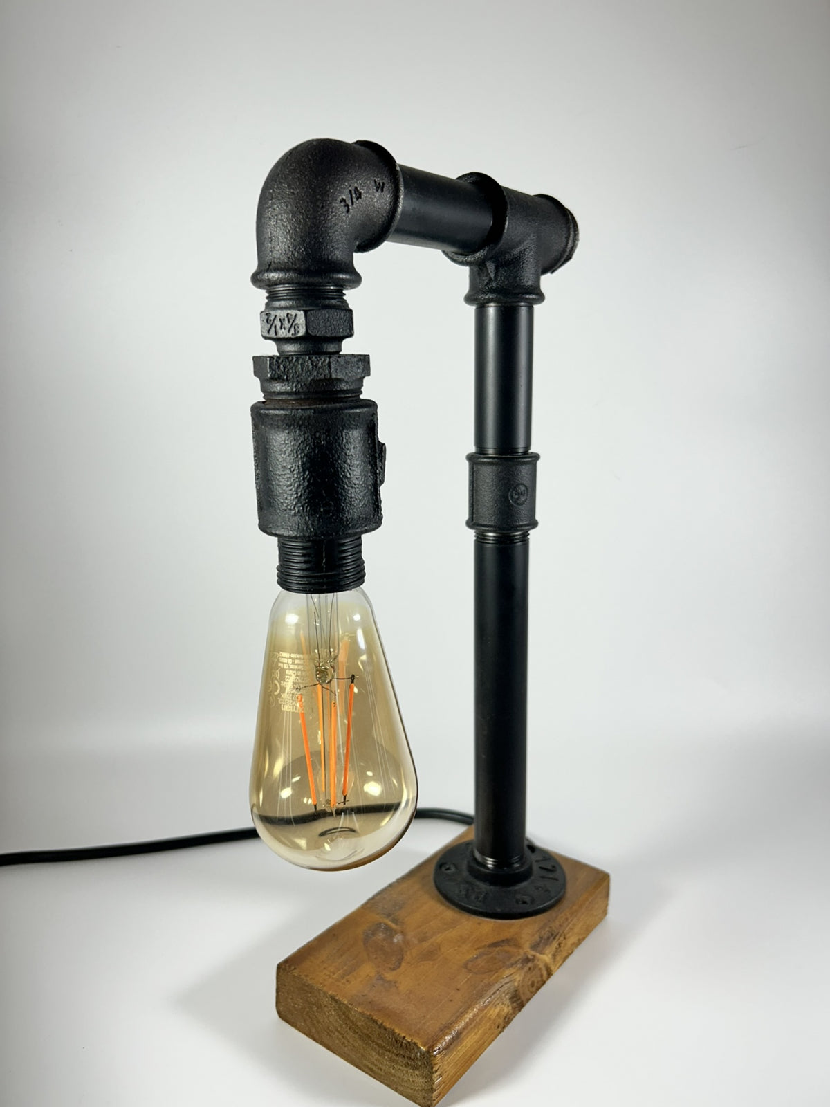 Lampă industrială , Mugur de Lumină – Handmade cu țevi metalice și lemn