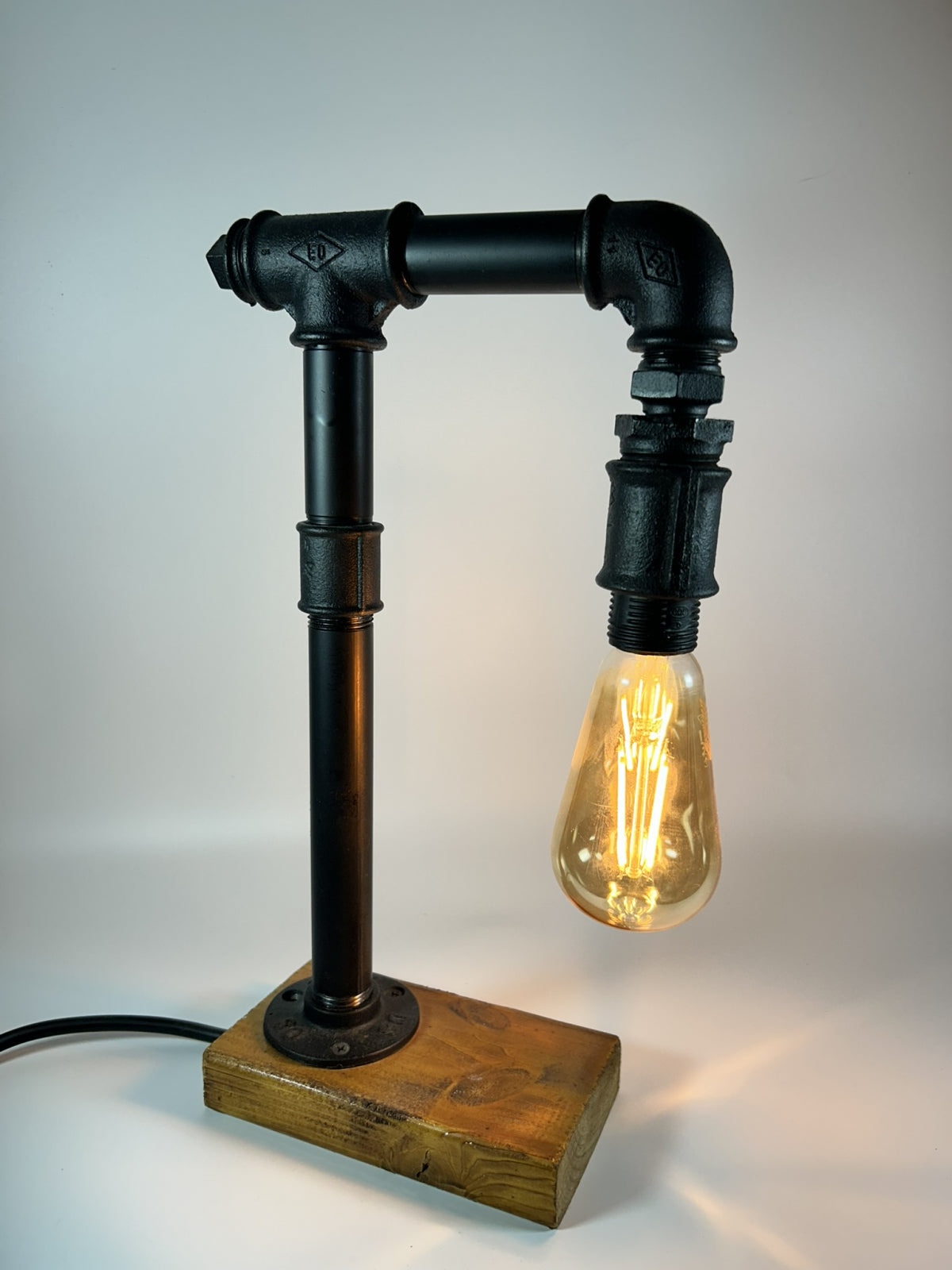 Lampă industrială , Mugur de Lumină – Handmade cu țevi metalice și lemn