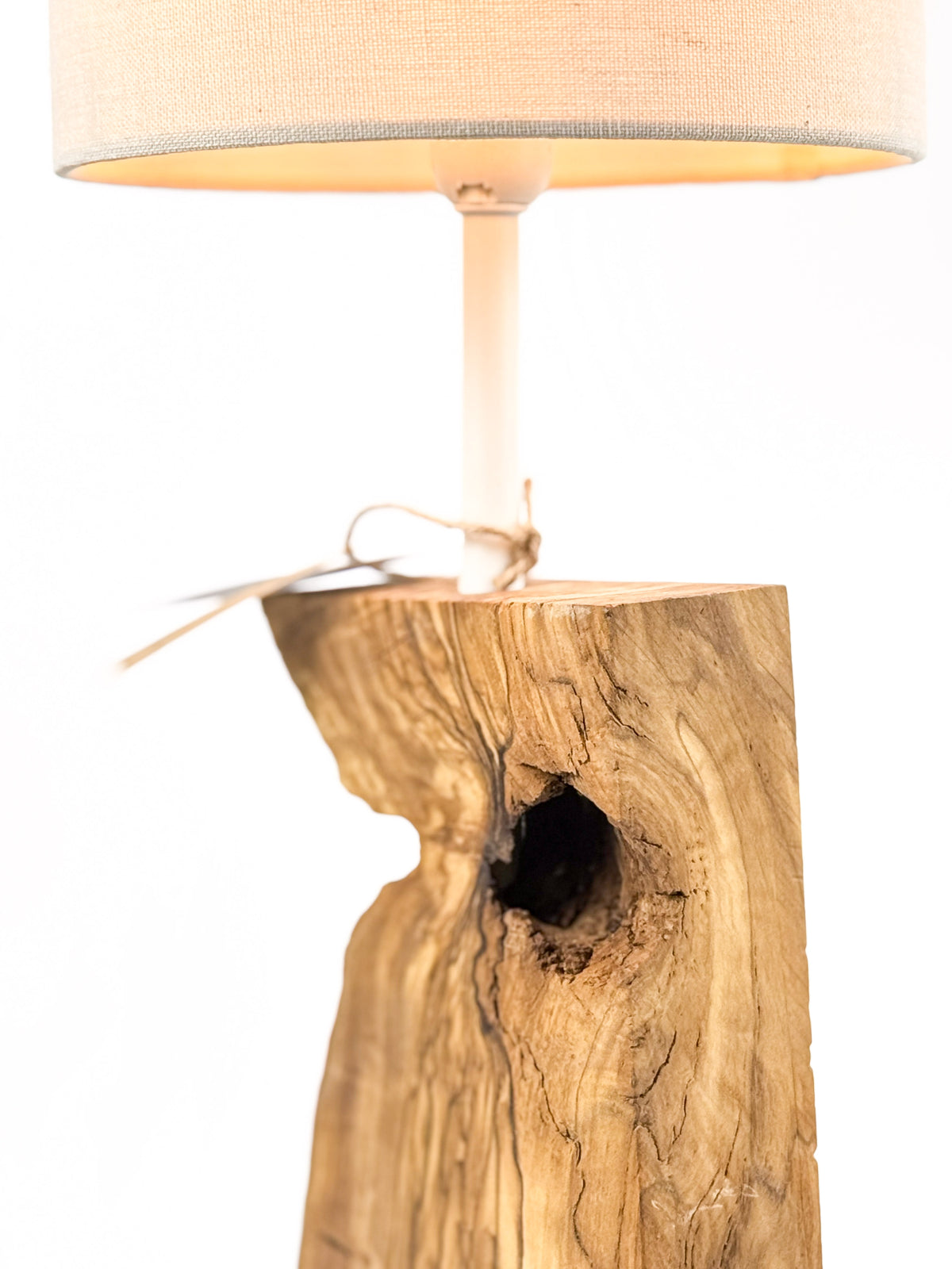 Lampă de masă din lemn de măslin – bază verticală organică