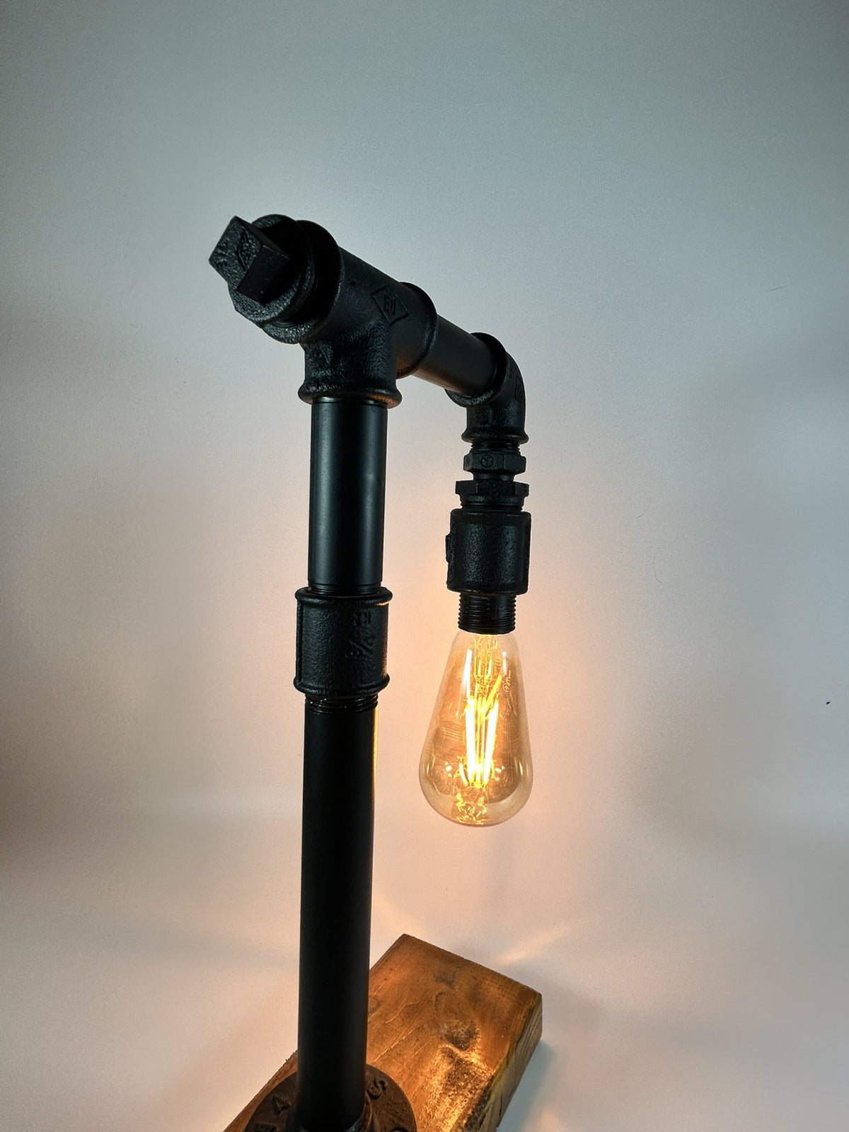 Lampă industrială , Mugur de Lumină – Handmade cu țevi metalice și lemn