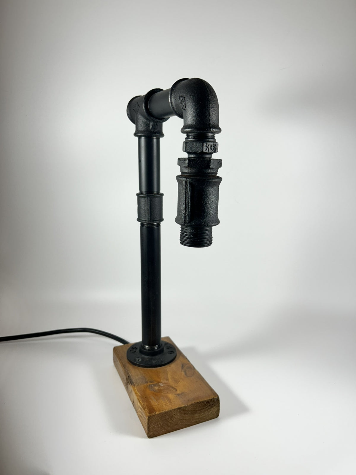 Lampă industrială , Mugur de Lumină – Handmade cu țevi metalice și lemn