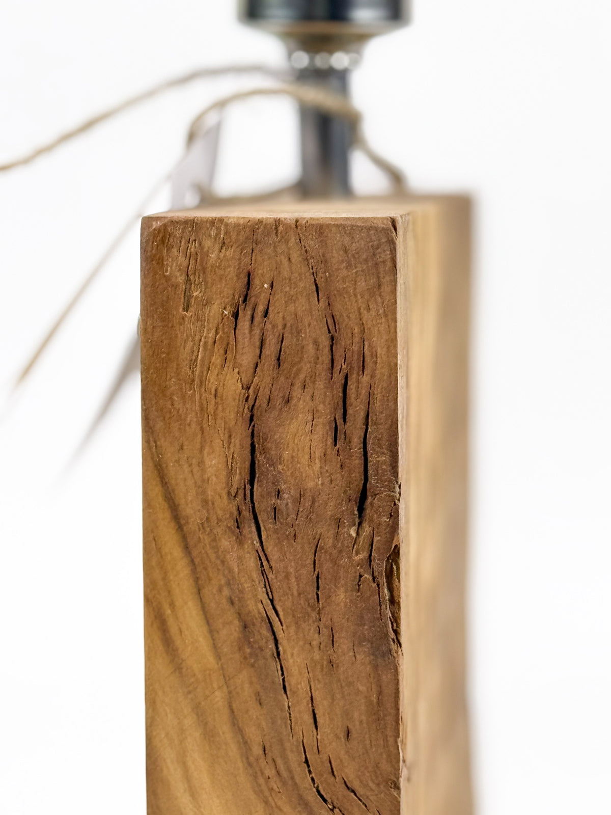 Lampă decorativă din lemn de măslin – bază verticală organică