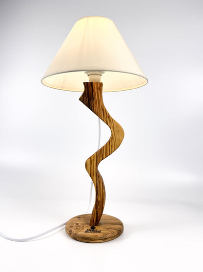 Lampă handmade „Mlădiță” din lemn de măslin cu abajur textil