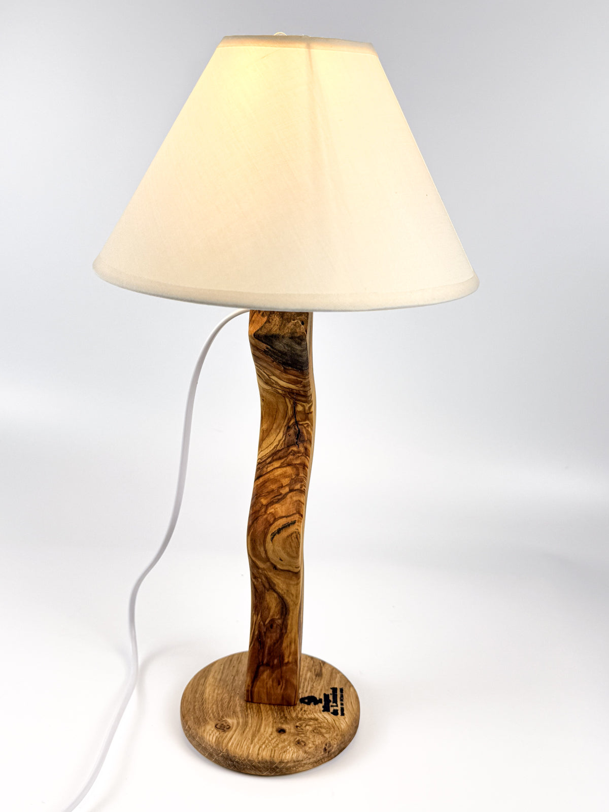 Lampă handmade „Mlădiță” din lemn de măslin cu abajur textil