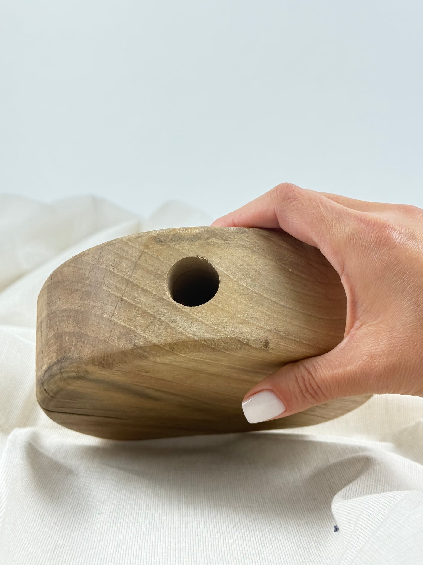 Vază rotundă din lemn pentru flori uscate – stejar sau nuc, 14 cm