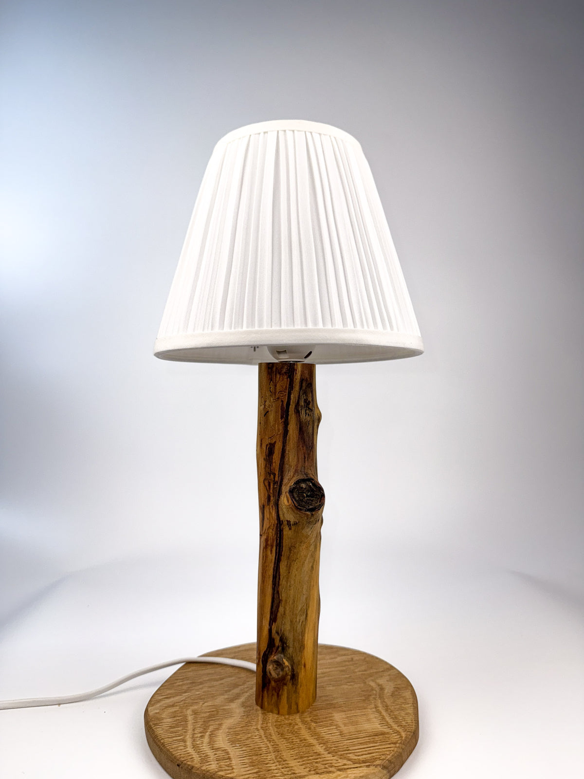 Lampă de birou handmade cu abajur textil, din lemn natur – stil rustic rafinat