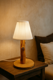 Lampă de birou handmade cu abajur textil, din lemn natur – stil rustic rafinat