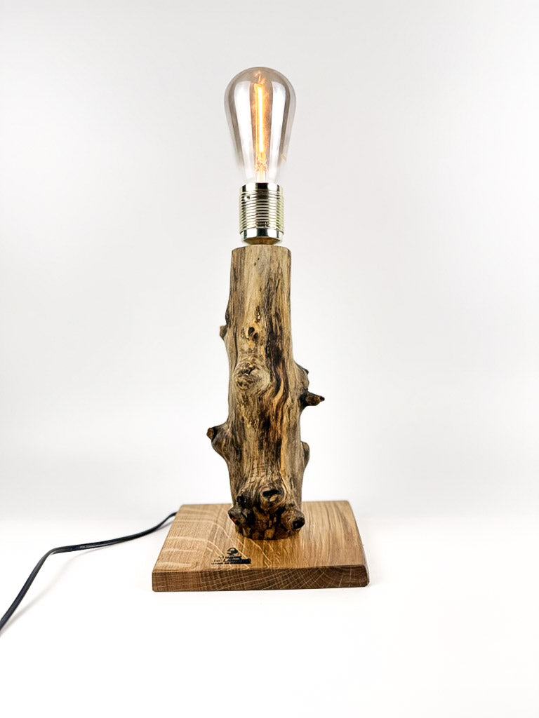 Lampă decorativă de birou handmade din stejar, ramură naturală verticală
