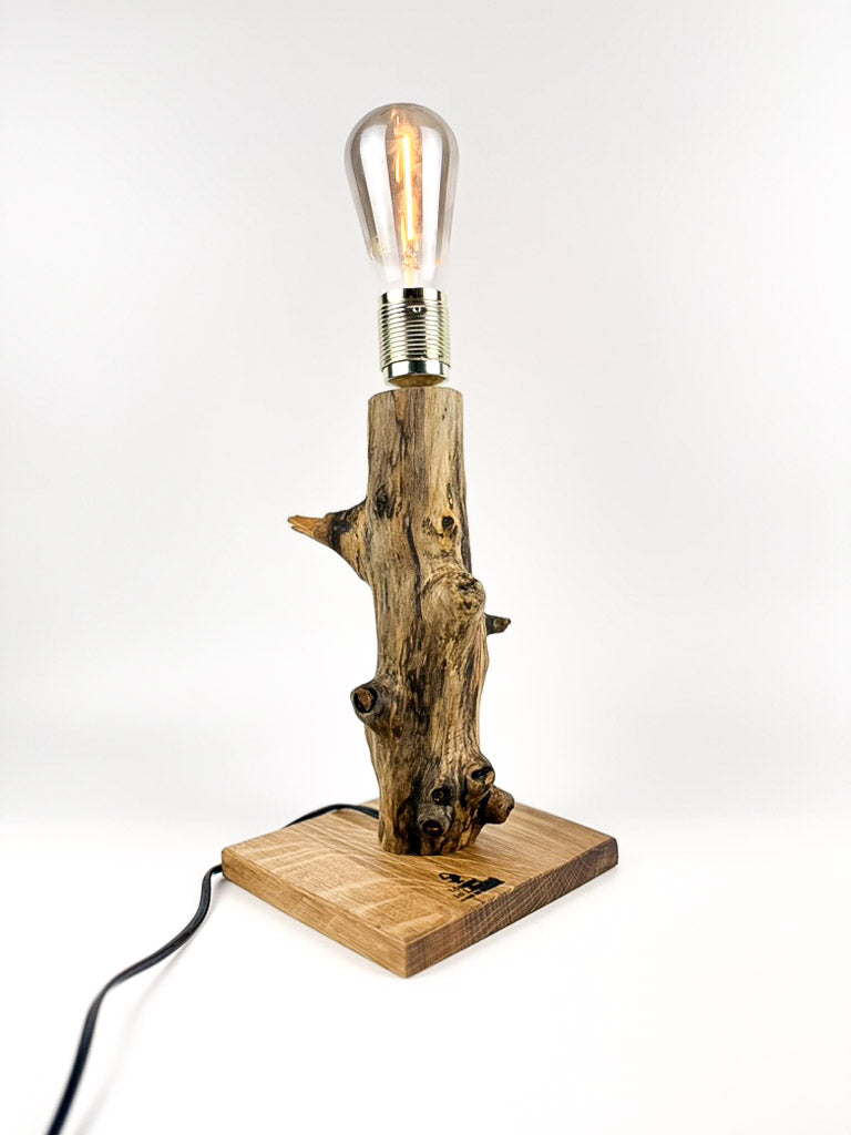 Lampă decorativă de birou handmade din stejar, ramură naturală verticală