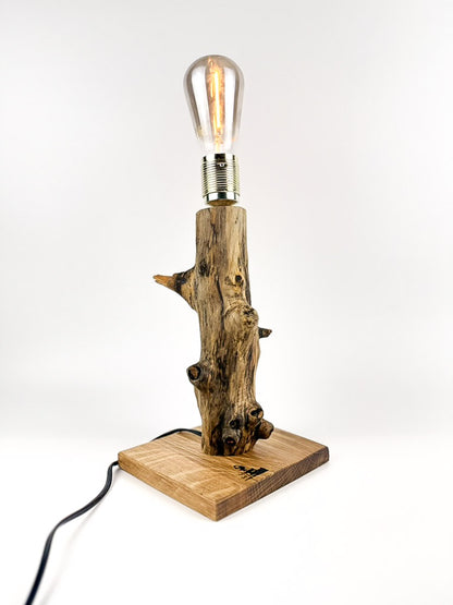 Lampă decorativă de birou handmade din stejar, ramură naturală verticală