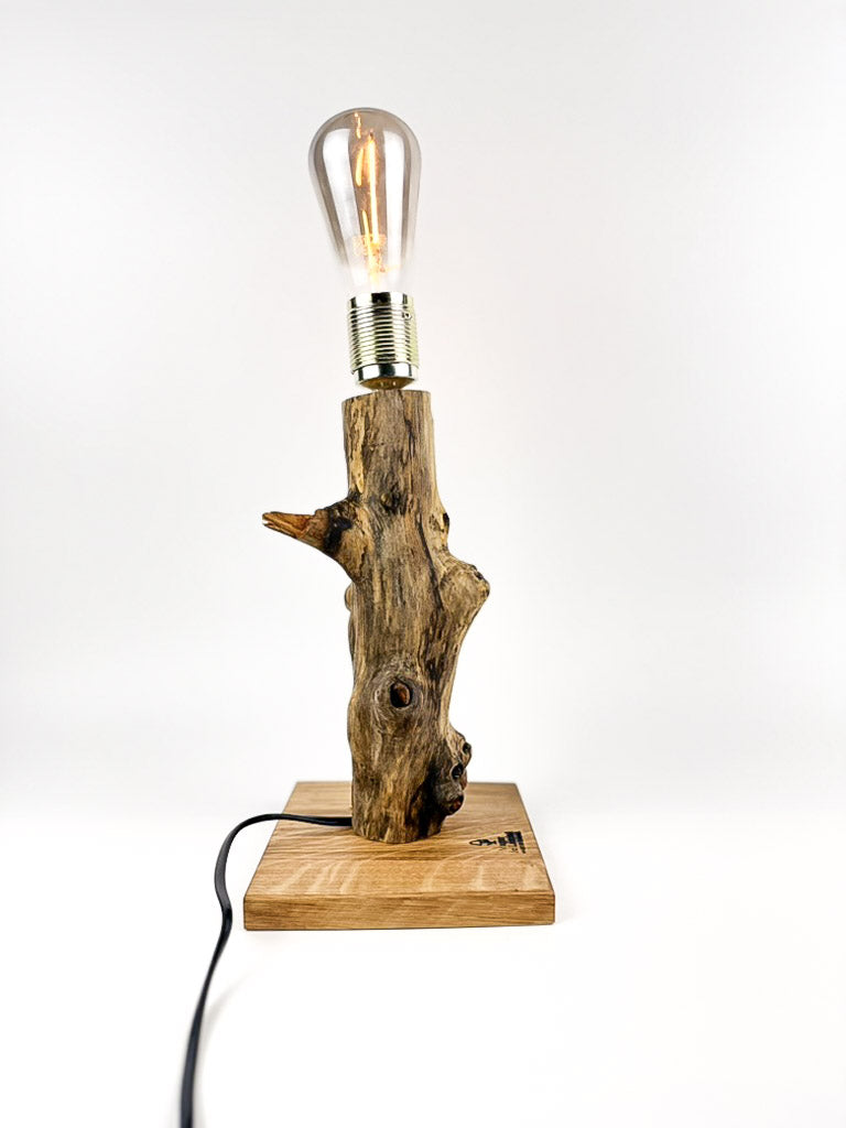 Lampă decorativă de birou handmade din stejar, ramură naturală verticală
