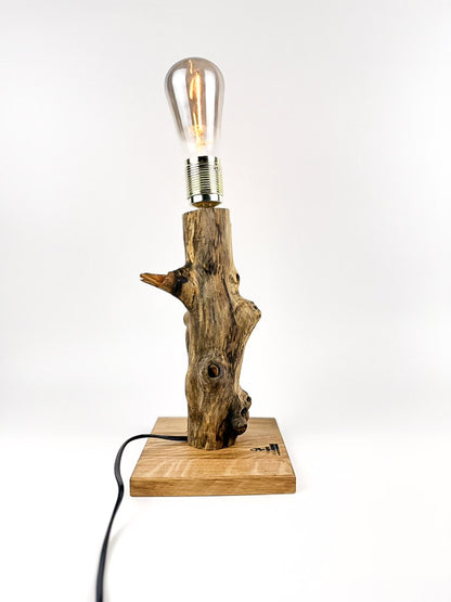 Lampă decorativă de birou handmade din stejar, ramură naturală verticală