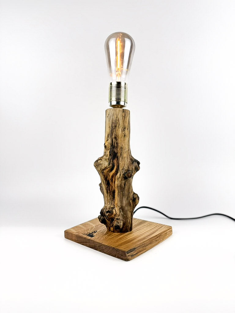 Lampă decorativă de birou handmade din stejar, ramură naturală verticală