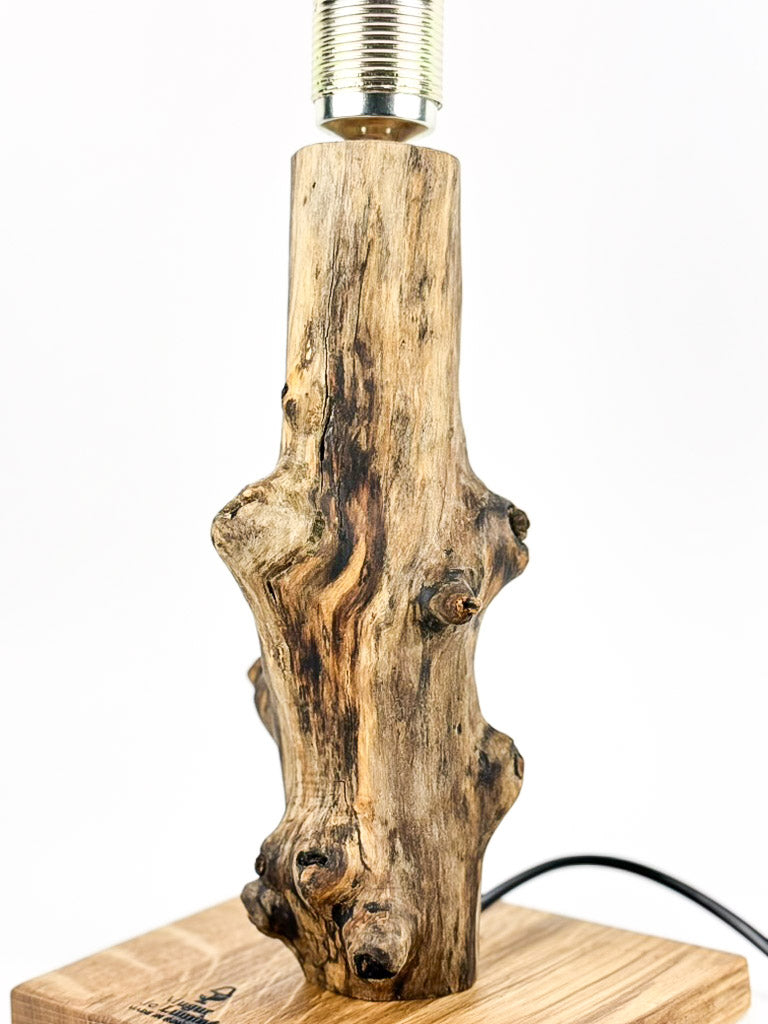 Lampă decorativă de birou handmade din stejar, ramură naturală verticală