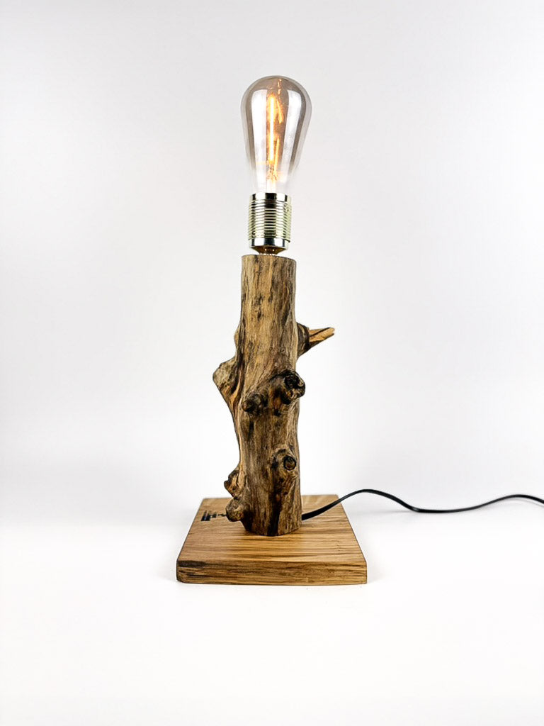 Lampă decorativă de birou handmade din stejar, ramură naturală verticală