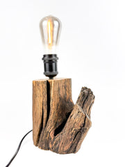 Lampă de masă handmade din cireș masiv, trunchi natural sculptural