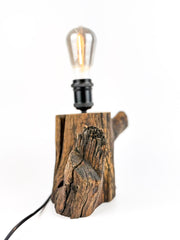 Lampă de masă handmade din cireș masiv, trunchi natural sculptural