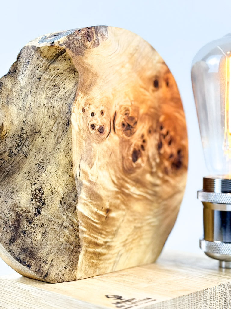 Lampă decorativă de masă handmade din plop, cu bază din stejar, design natural,
