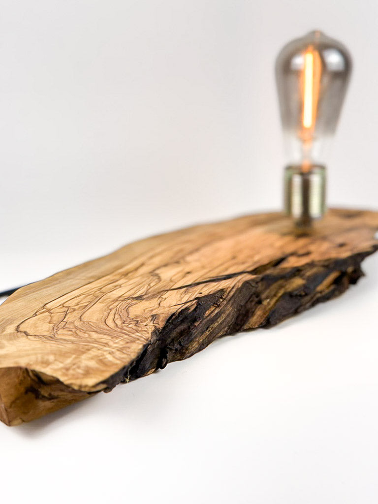 Lampă decorativă din lemn de măslin – bază organică joasă