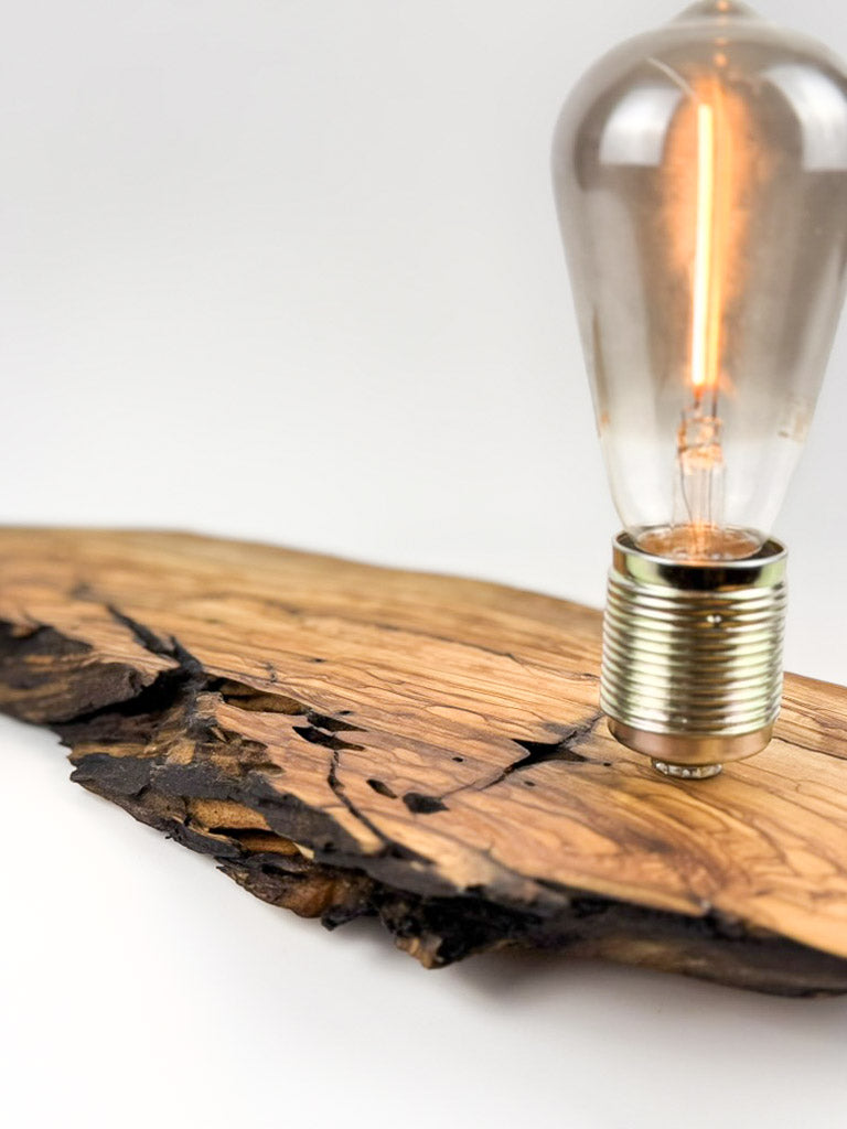 Lampă decorativă din lemn de măslin – bază organică joasă