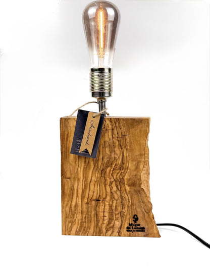 Lampă decorativă din lemn de măslin – bază verticală organică – handmade – Mugur de Lumină