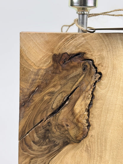 Lampă decorativă din lemn de nuc – bază verticală organică – handmade