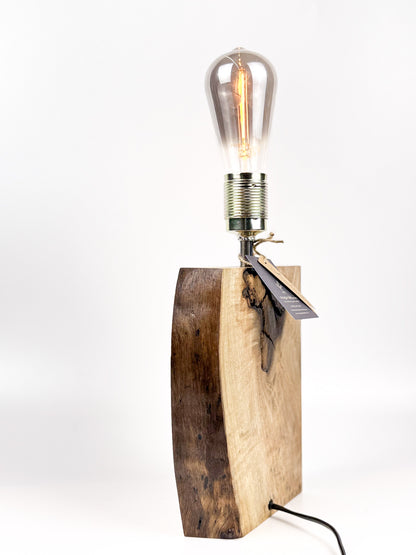 Lampă decorativă din lemn de nuc – bază verticală organică – handmade