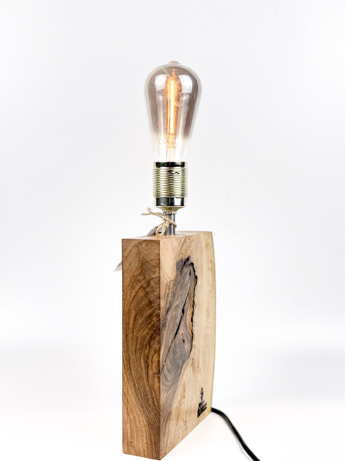 Lampă decorativă din lemn de nuc – bază verticală organică – handmade
