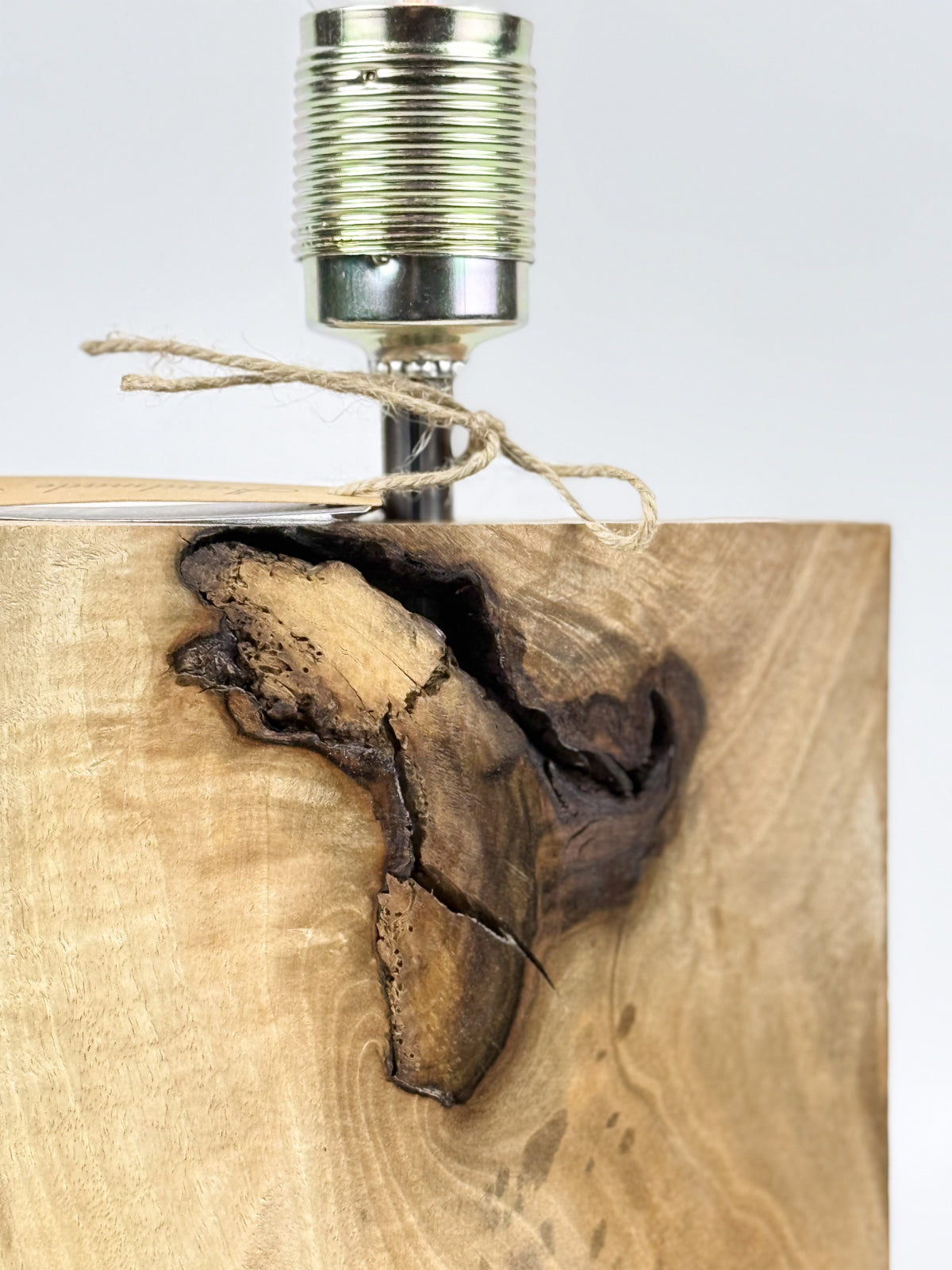 Lampă decorativă din lemn de nuc – bază verticală organică – handmade