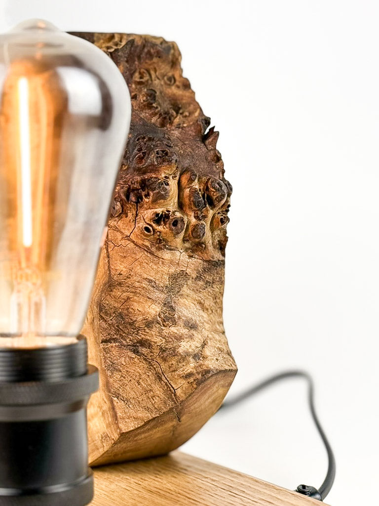 Lampă decorativă din lemn de plop, formă organică cu bază din stejar