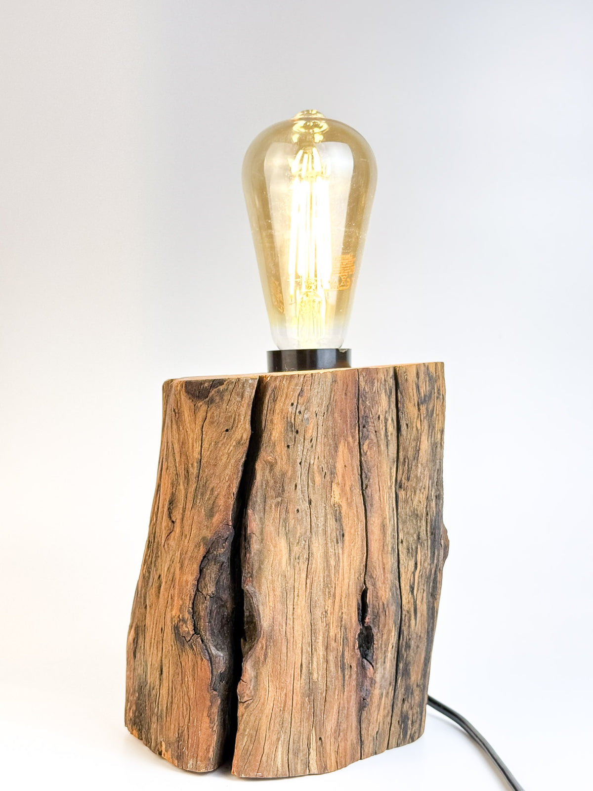 lampa-rustica-trunchi-lemn-mugur-de-lumina