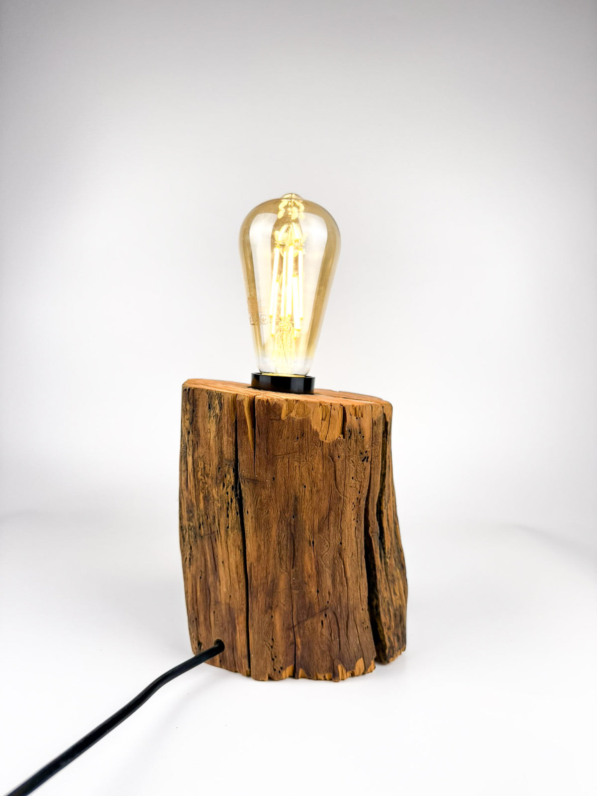 Lampă decorativă handmade din trunchi masiv de lemn, stil rustic
