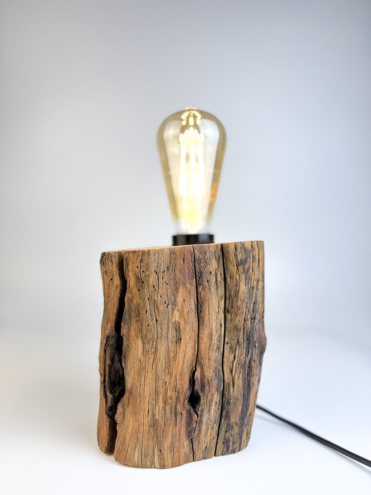 Lampă decorativă handmade din trunchi masiv de lemn, stil rustic