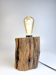 Lampă decorativă handmade din trunchi masiv de lemn, stil rustic
