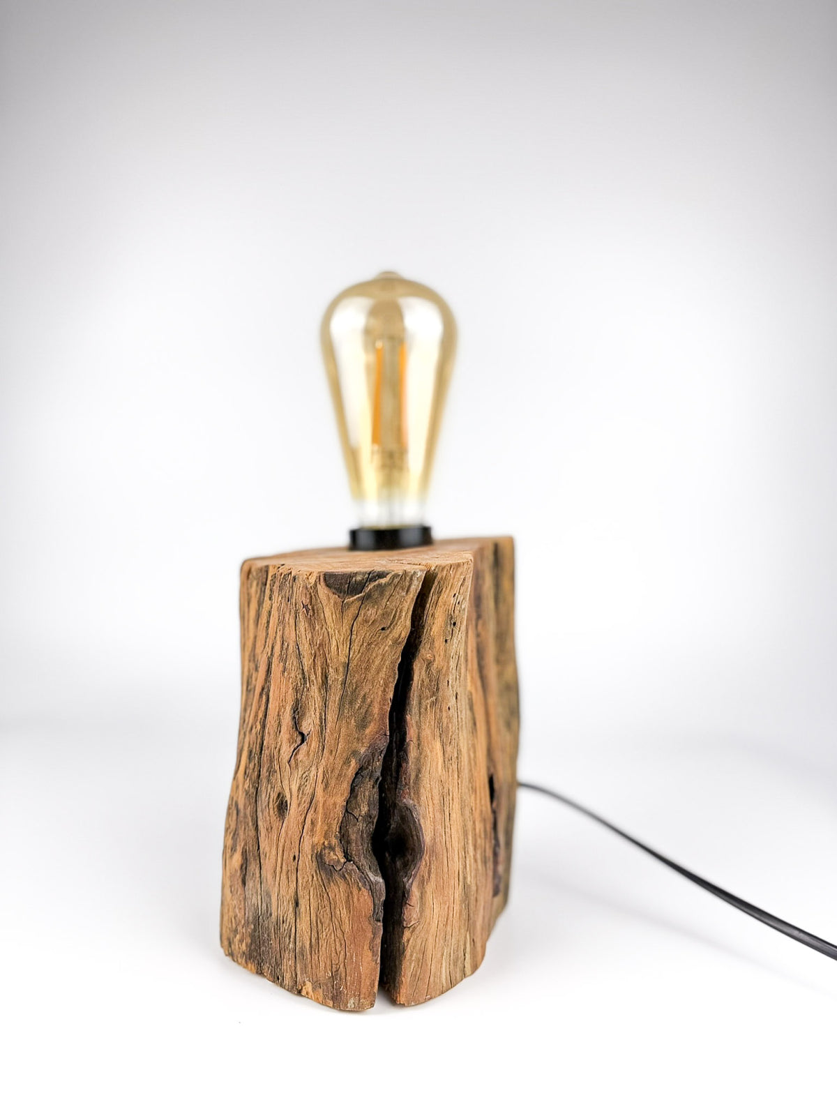 Lampă decorativă handmade din trunchi masiv de lemn, stil rustic
