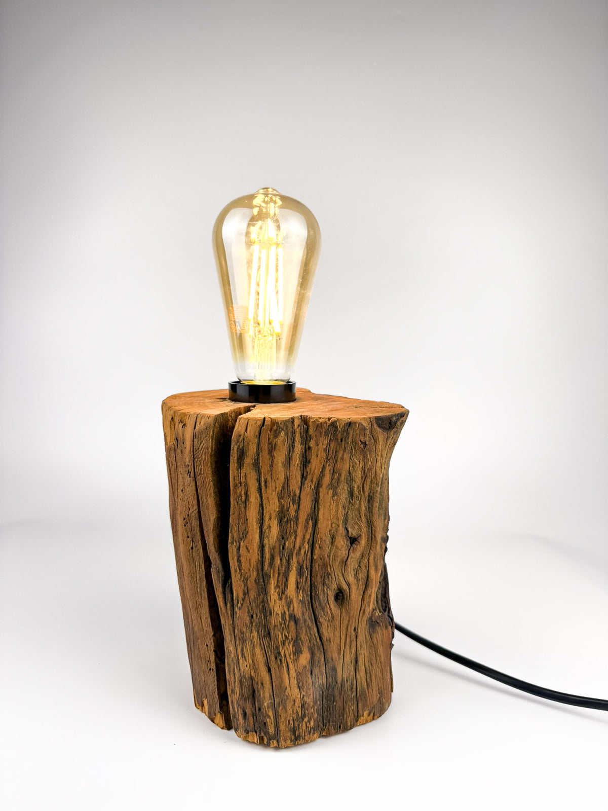 Lampă decorativă handmade din trunchi masiv de lemn, stil rustic