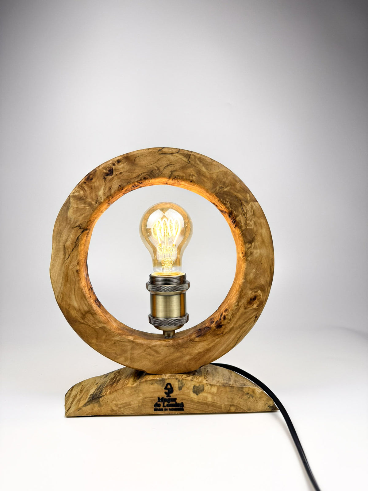 Lampă handmade din lemn masiv