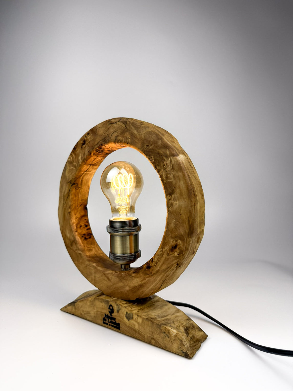 Lampă handmade din lemn masiv