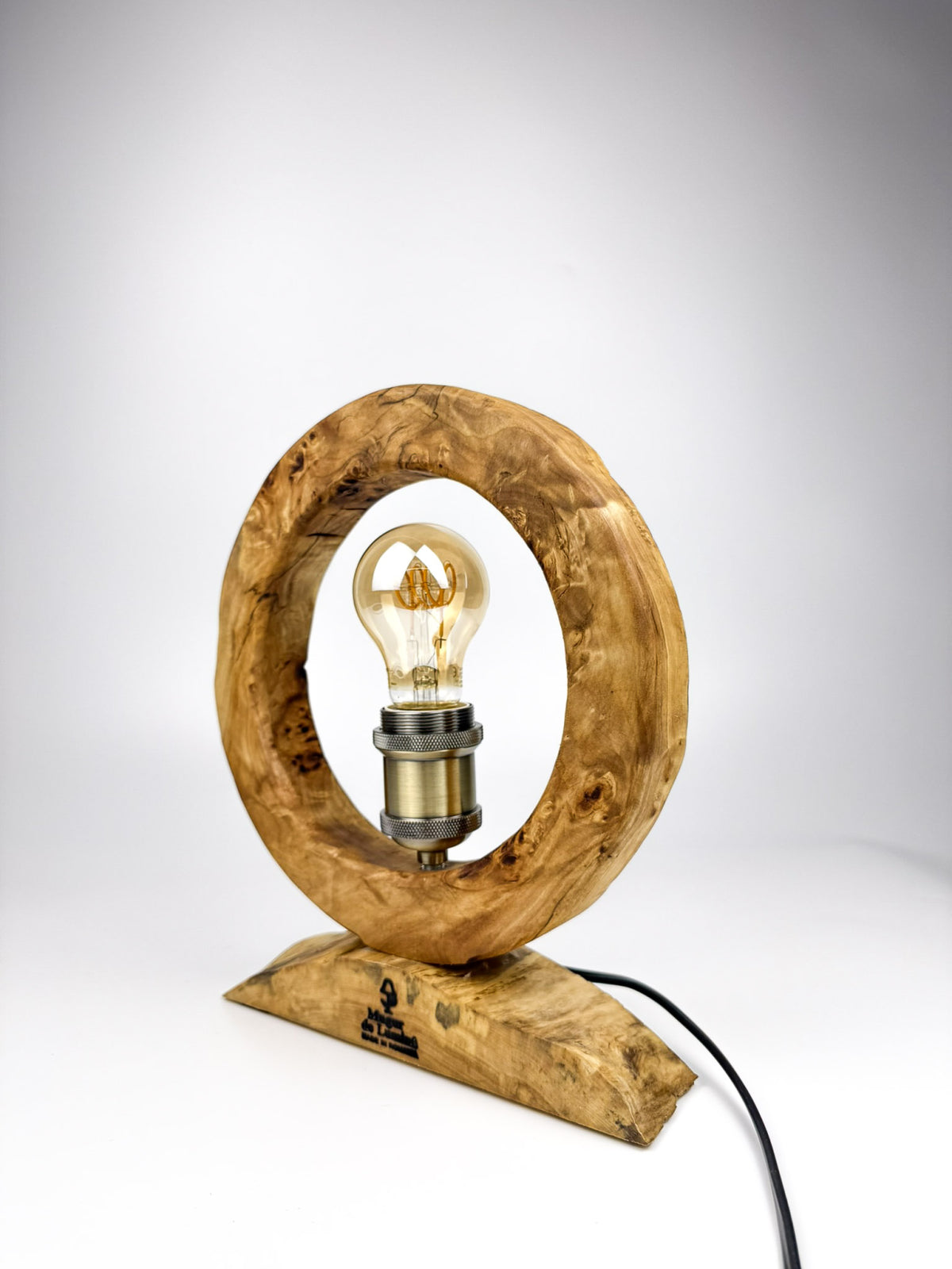 Lampă handmade din lemn masiv