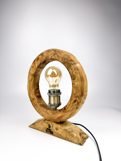Lampă handmade din lemn masiv